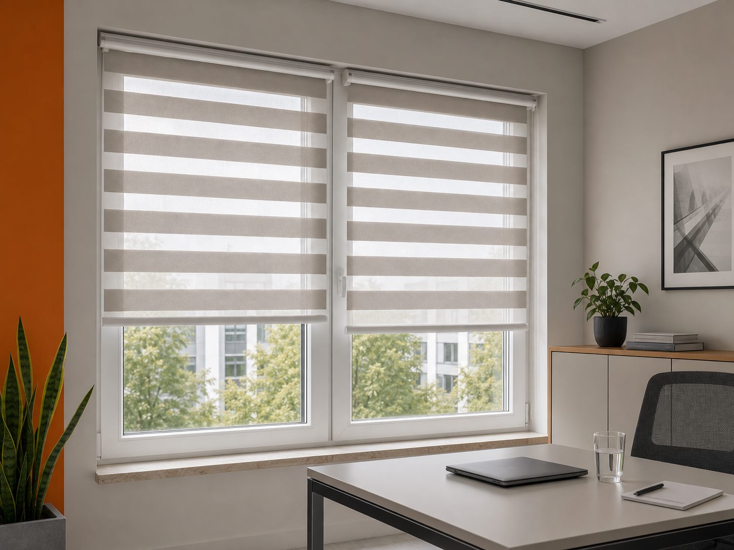 Doppelrollos mit transparenten und blickdichten Stoffstreifen in Hamburg